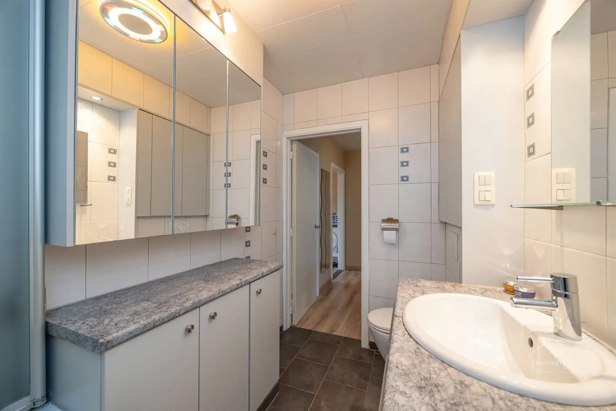 Instapklaar 2-slaapkamer appartement in Mortsel te koop! foto 13