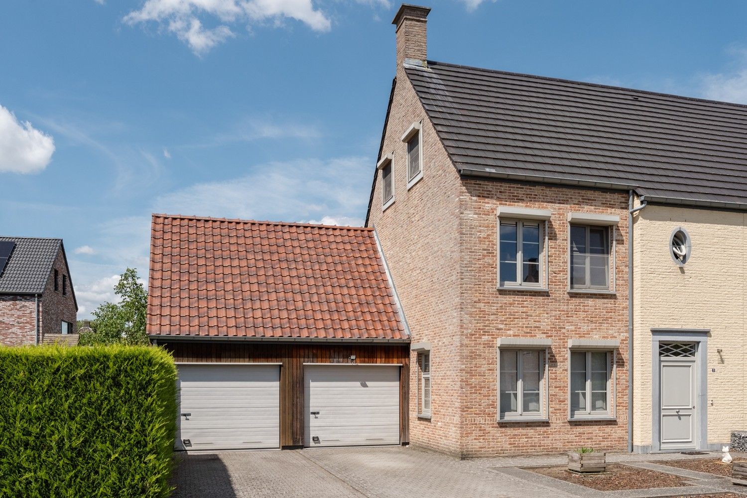 Ruime gezinswoning met tuin, garage en 3 slaapkamers foto {{pictureIndex}}