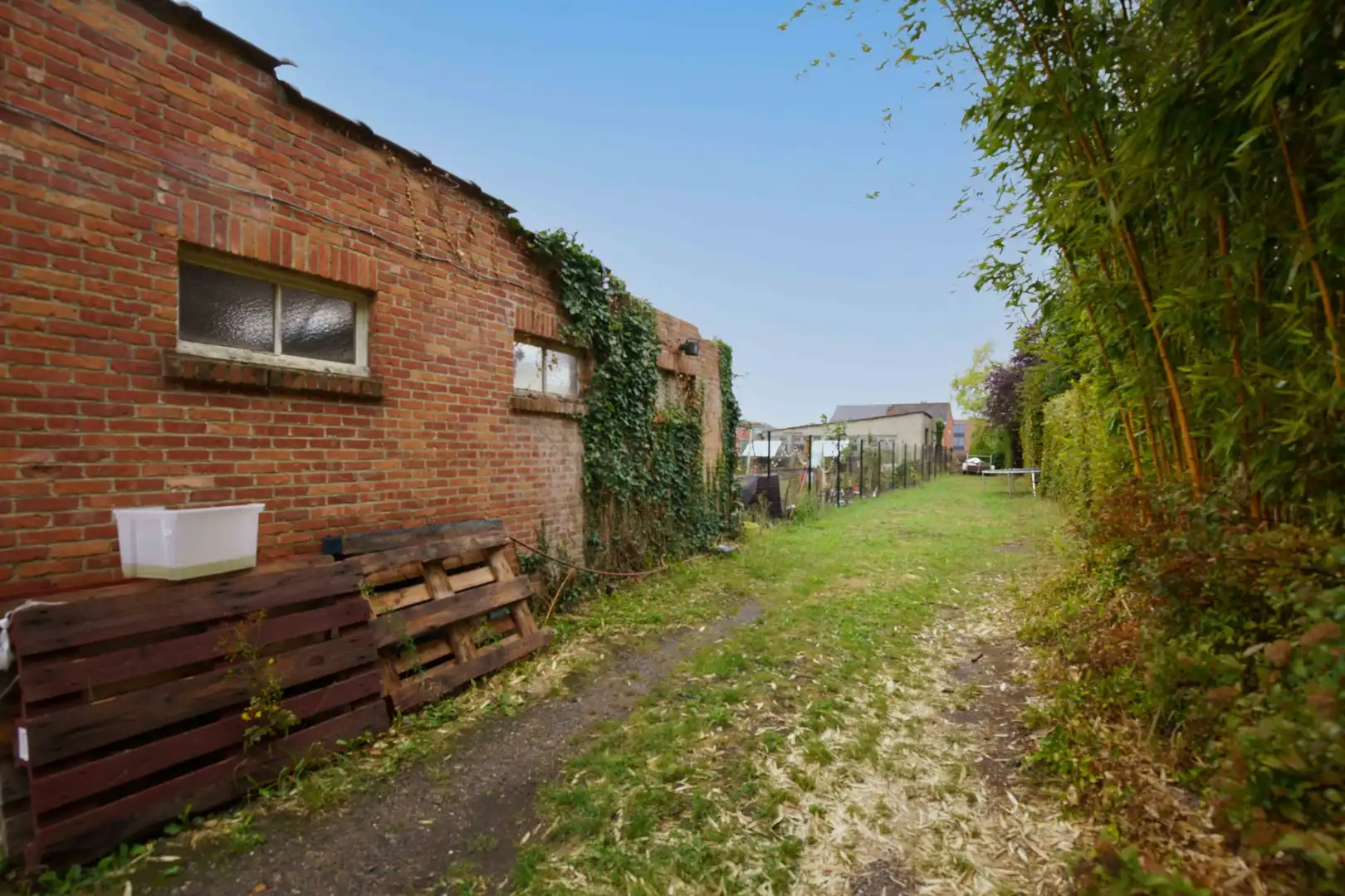 Ruime woning met vier slaapkamers en grote tuin foto 31