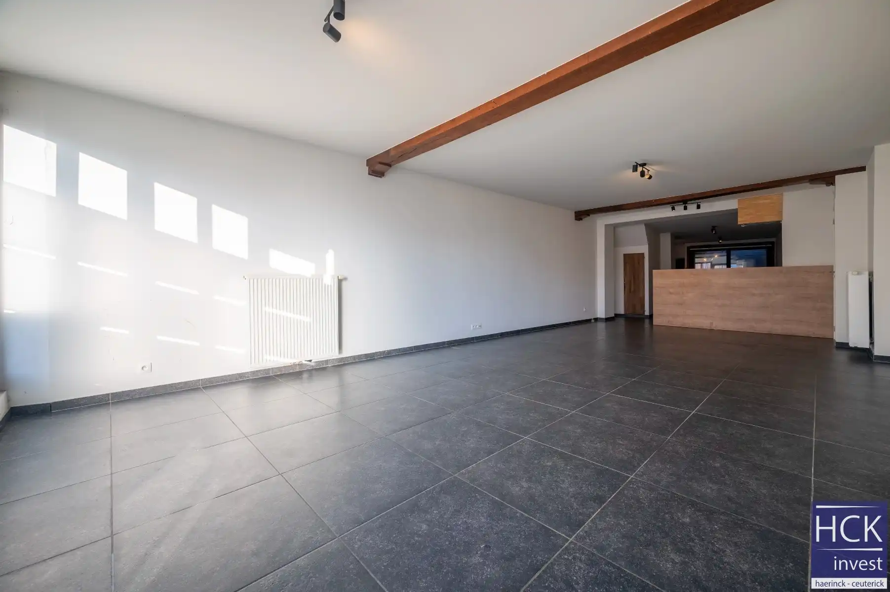 KRUISHOUTEM - Gelijkvloerse studio met terras én garagebox, géén syndic! foto 2