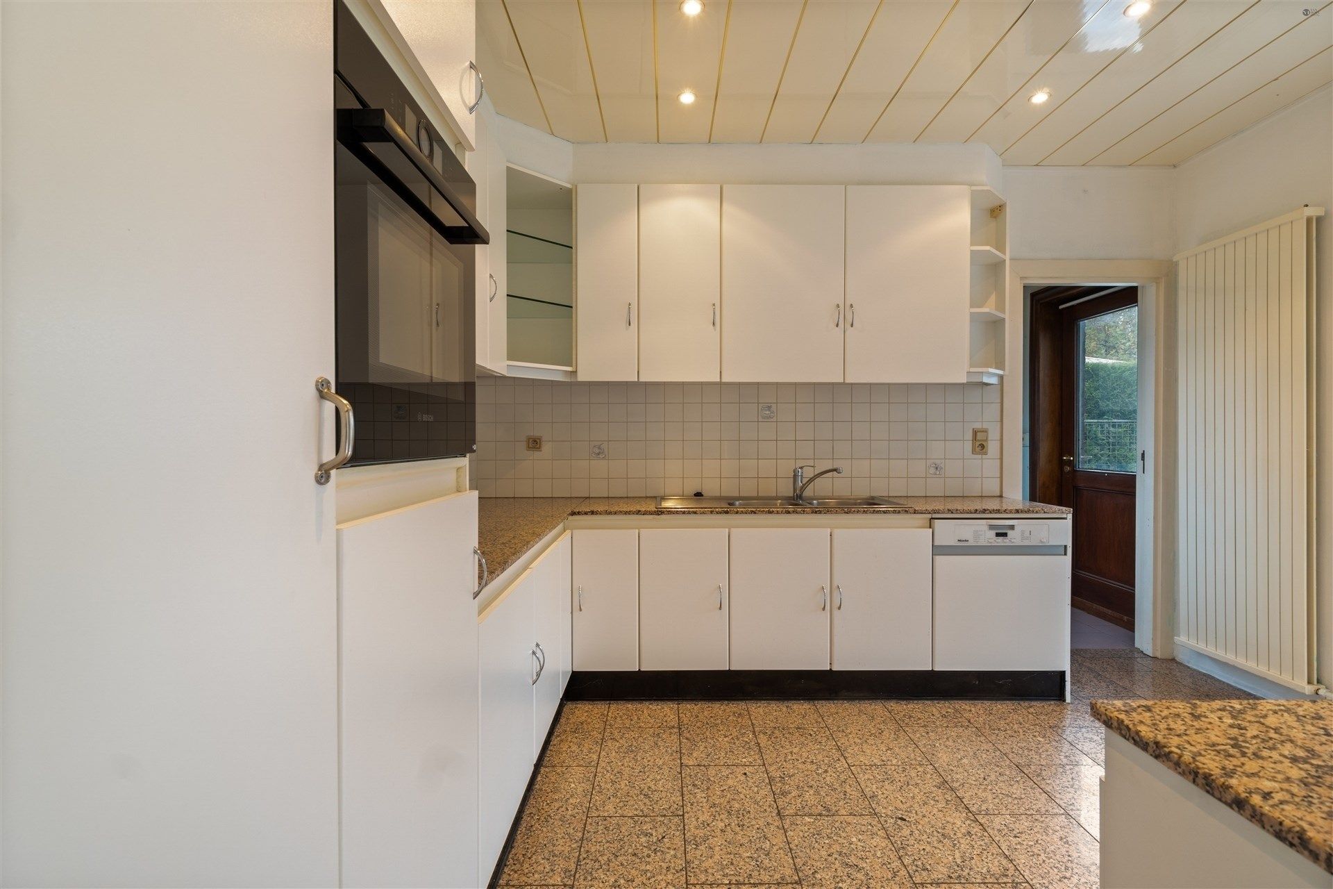 ruim en goed verzorgde woning met grote veranda  foto 6