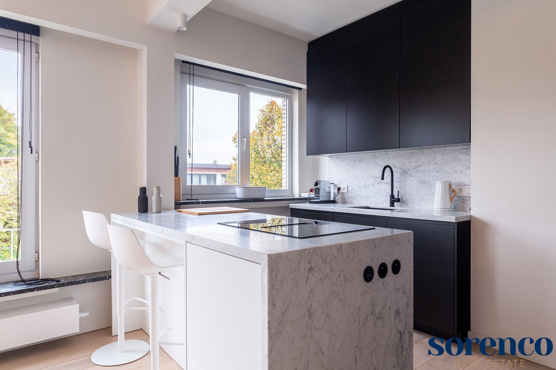 Wilrijk - Gerenoveerd en lichtrijk hoekapp.+ terras. foto 8