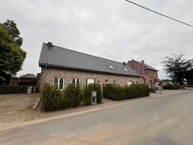 Ruime halfopen gezinswoning met 3 slaapkamers en inpandige garage.  foto {{pictureIndex}}