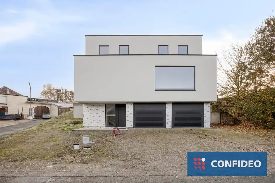 Moderne, af te werken woning op een perceel van 10a 58ca. foto {{pictureIndex}}