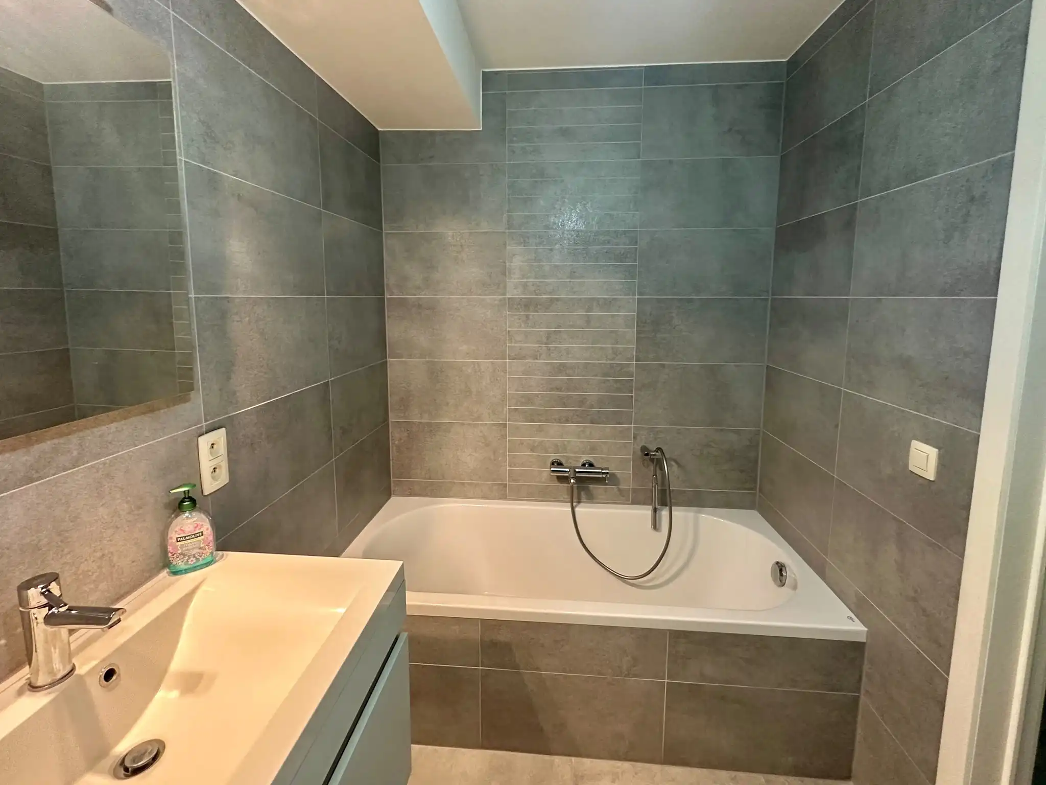 Gelijkvloers appartement met 2 slaapkamers, ruim terras en privé staanplaats foto 12