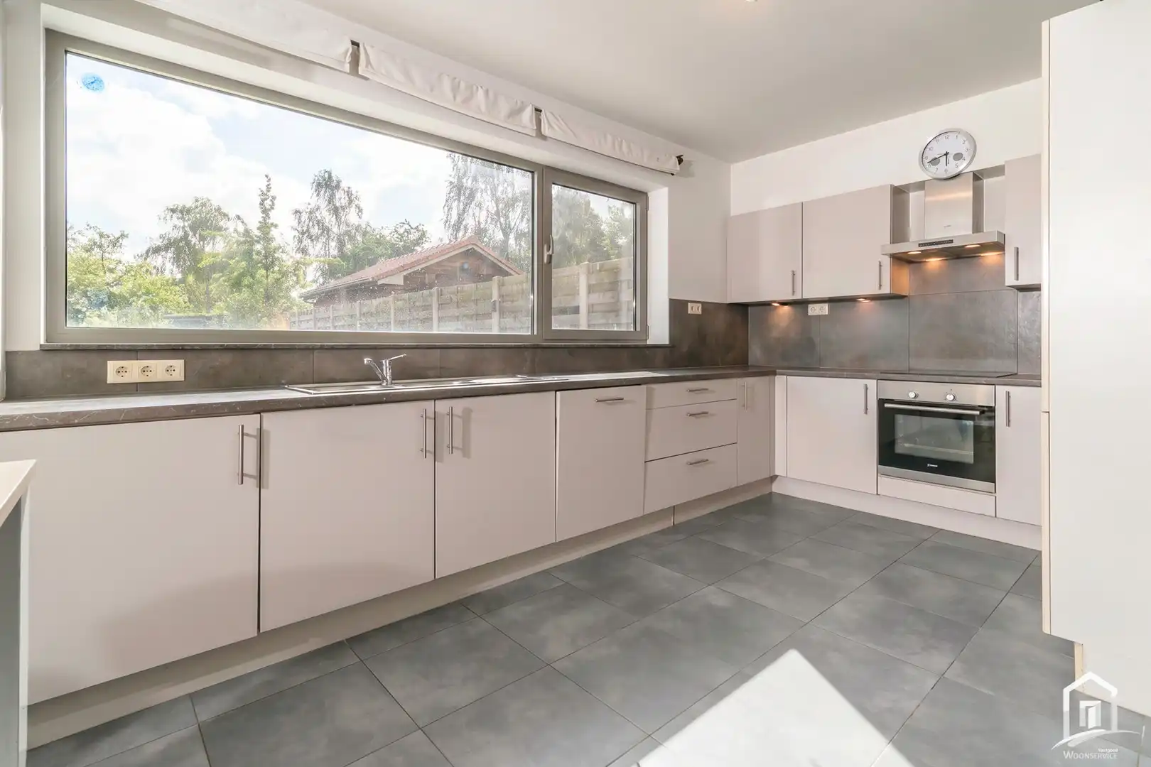 Ruim gelijkvloers appartement met 2 slaapkamers en tuin ! foto 3