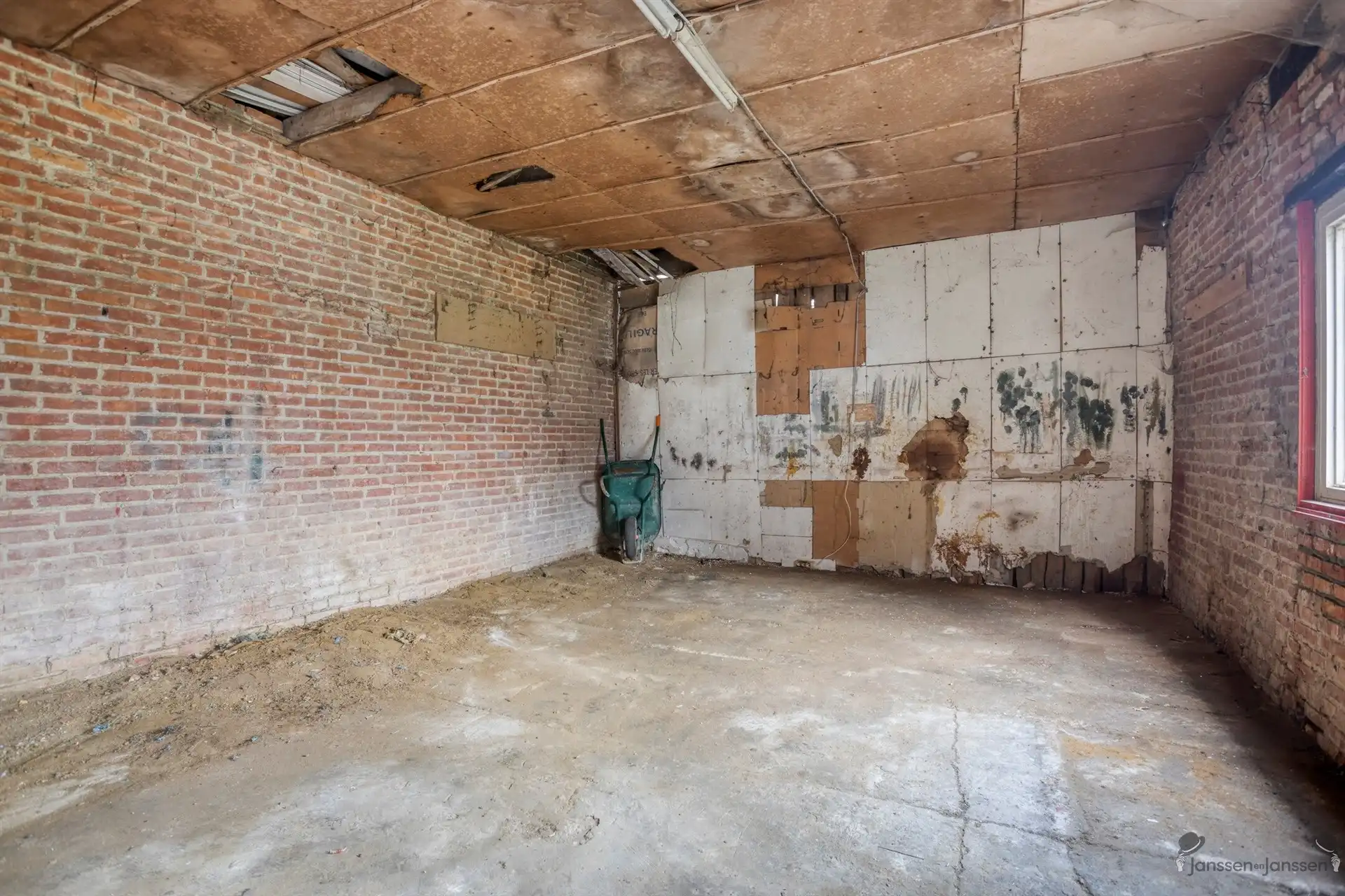 Ruime renovatiewoning met polyvalente bijgebouwen foto 27