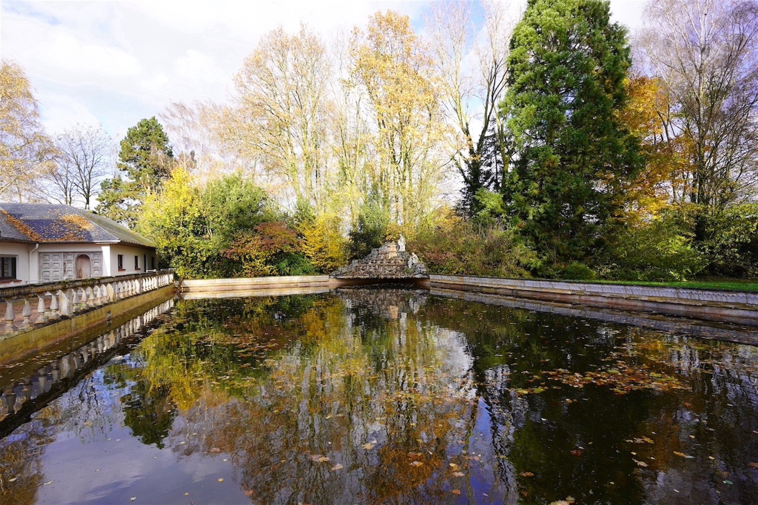 Majestueuze eigendom gelegen op een weelderig landgoed van ca. 1 ha! foto 4