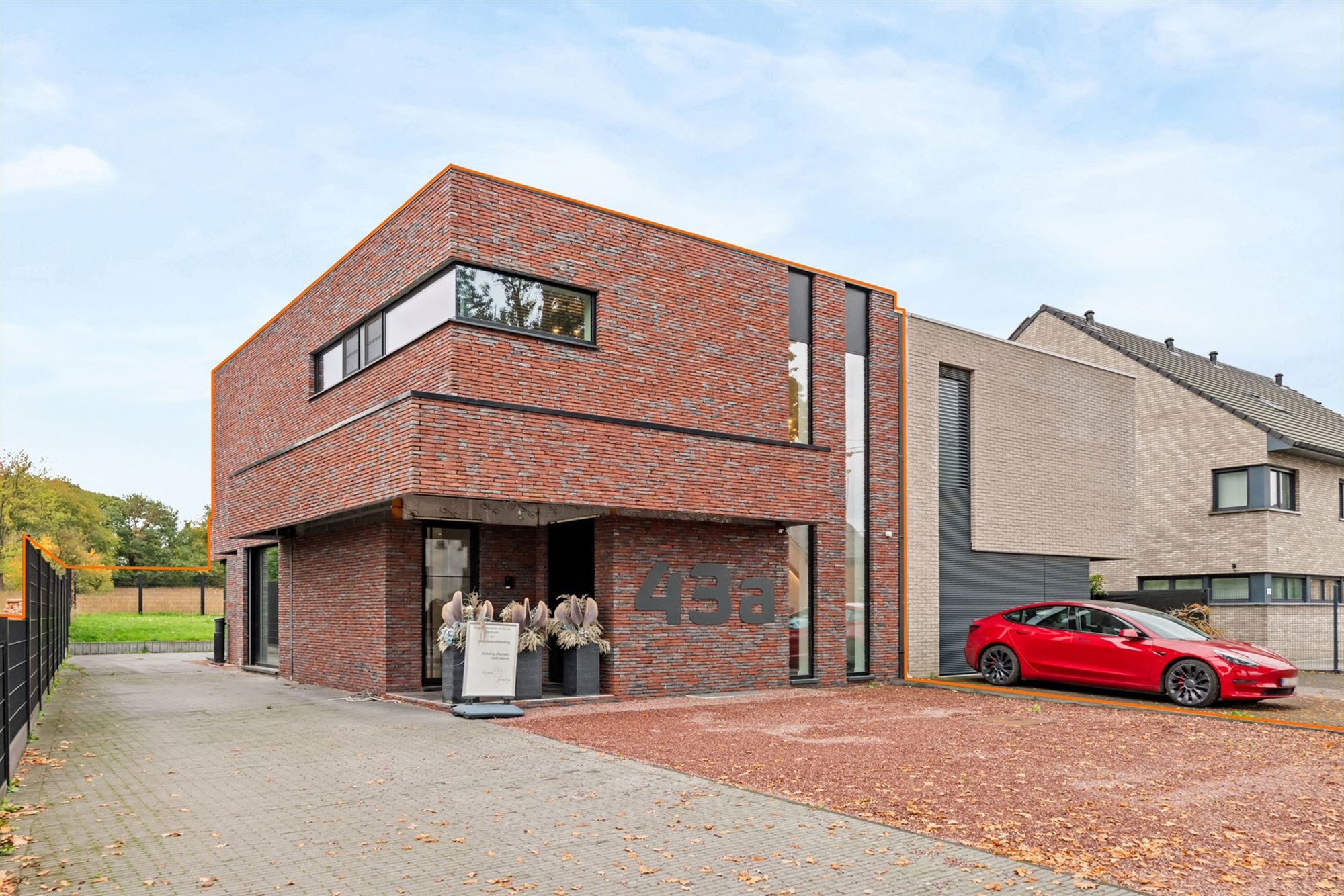 MODERNE VOLLEDIG AFGEWERKTE EN INSTAPKLARE WONING MET 3 SLAAPKAMERS EN POLYVALENTE KELDER VOOR BIJBEROEP foto {{pictureIndex}}