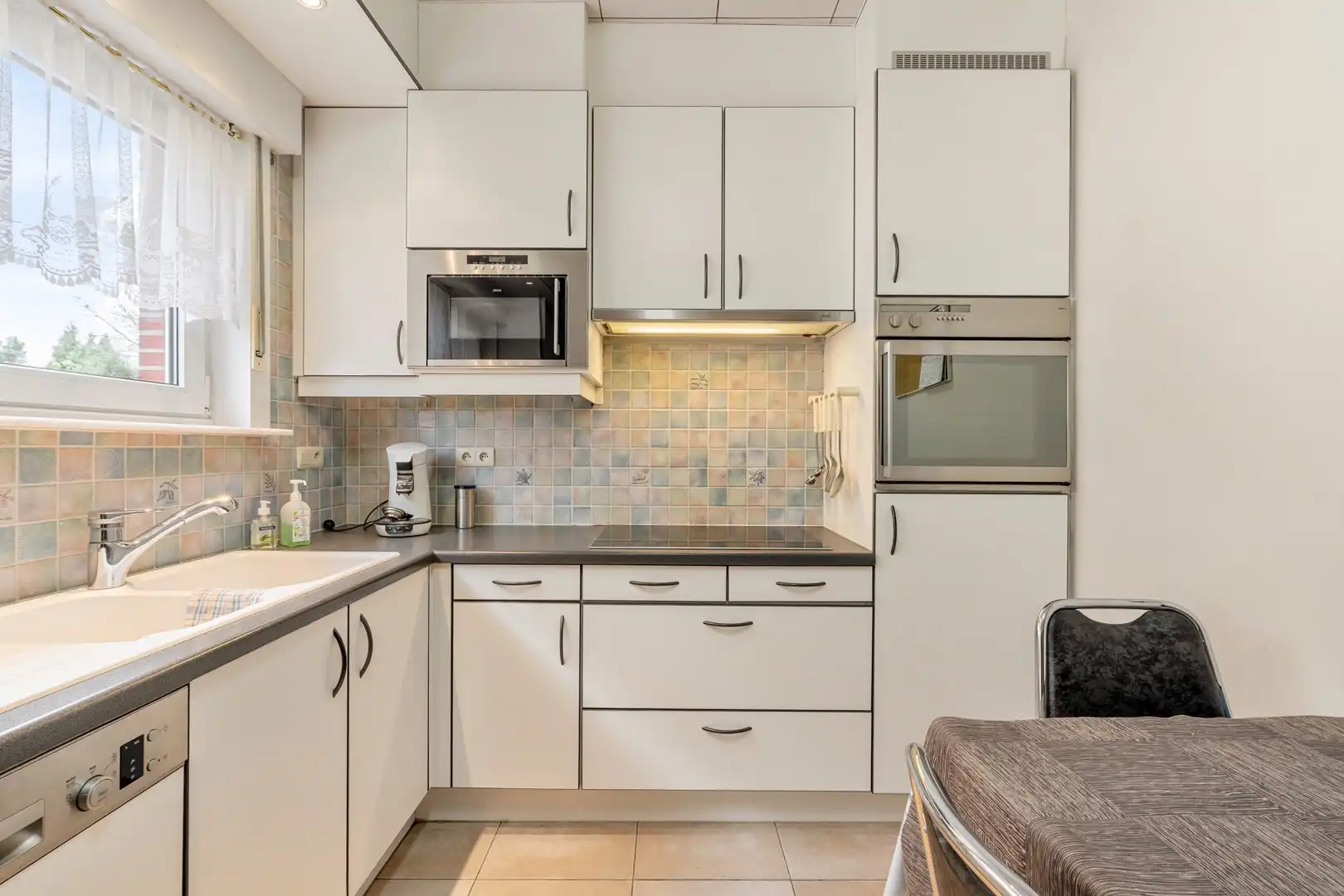 Gelijkvloerse bungalow met 2 slaapkamers, garage en riante tuin op toplocatie foto 10