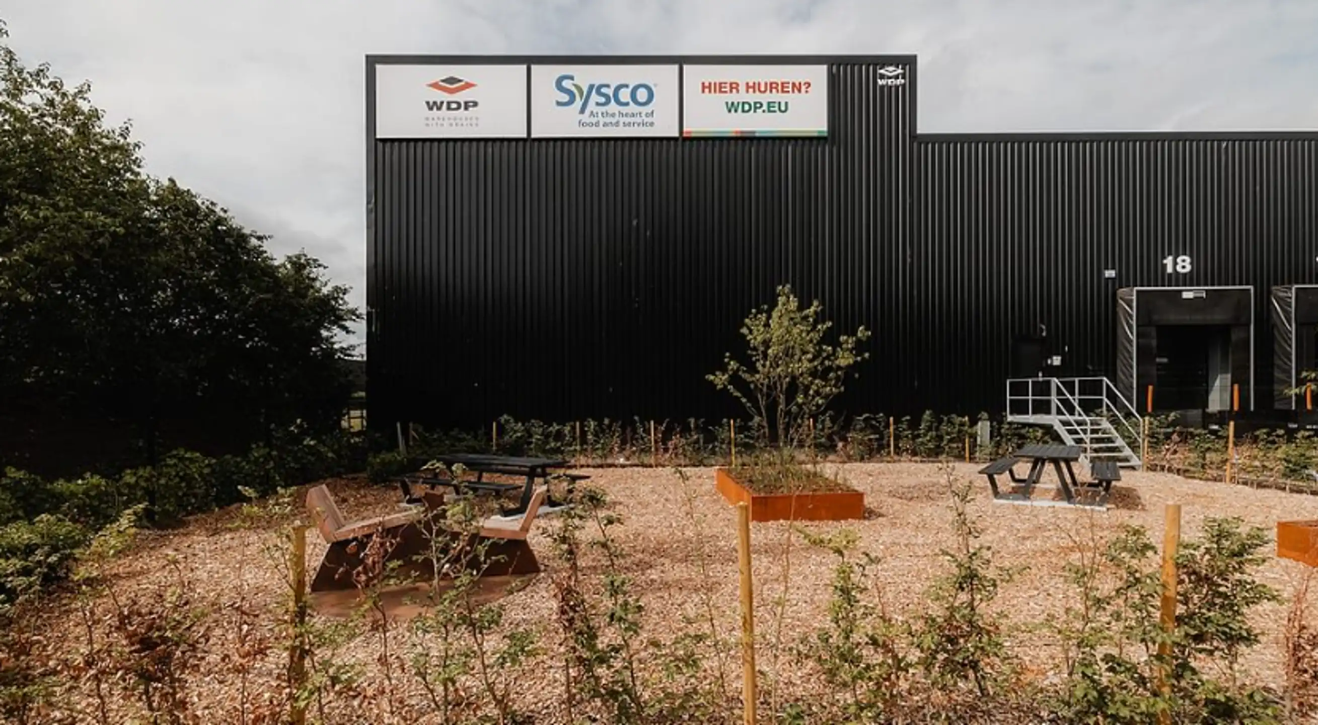 Magazijn met kantoren te huur  foto 3