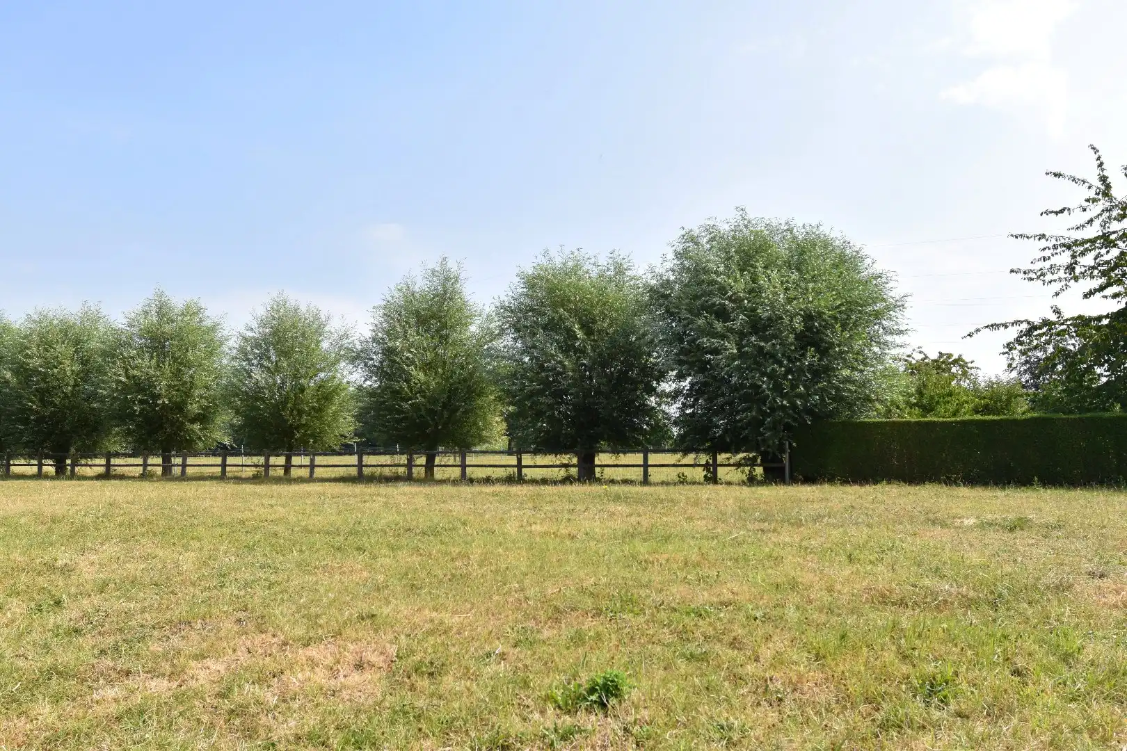 Bouwgrond met rustige, landelijke ligging en vergezicht te Heule foto {{pictureIndex}}