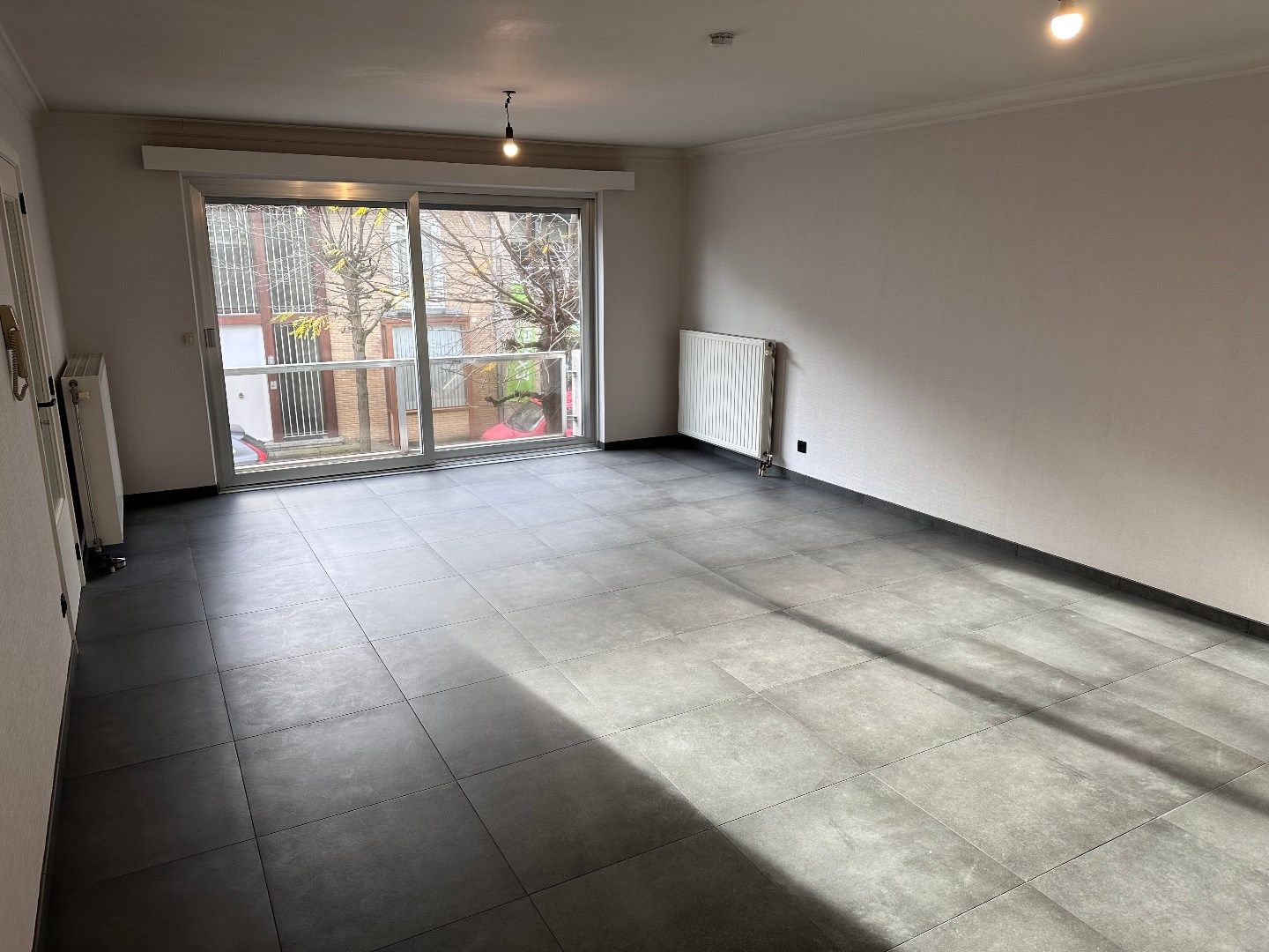 GERENOVEERD APPARTEMENT MET 2 SLPK, KELDER EN GARAGE IN LANAKEN CENTRUM! foto 3