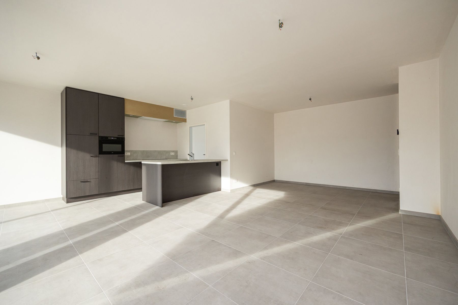 Woning met 4 slaapkamers en fietsenberging/carport op perceel van ca 327m² foto 6