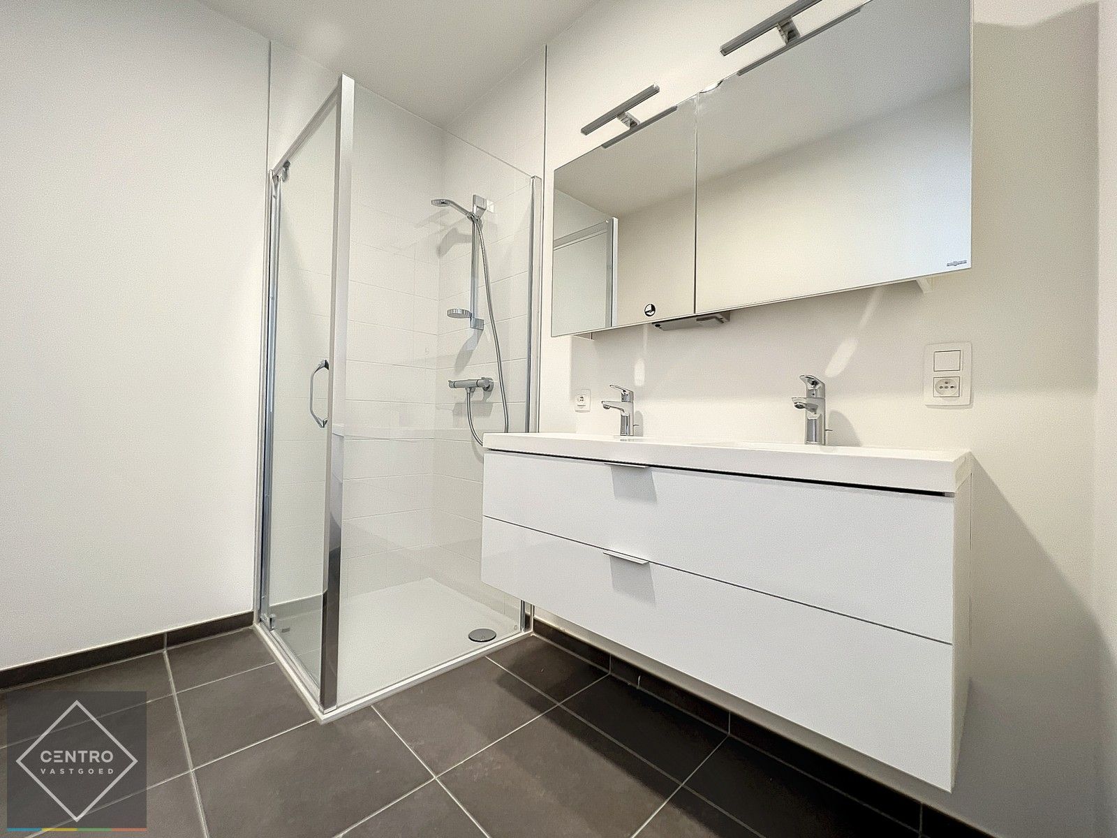 NB-appartement (103m²) met RUIM zonneterras (26m²) pal in het CENTRUM van Kortrijk ! Aankoop aan 6% BTW mogelijk! foto 22