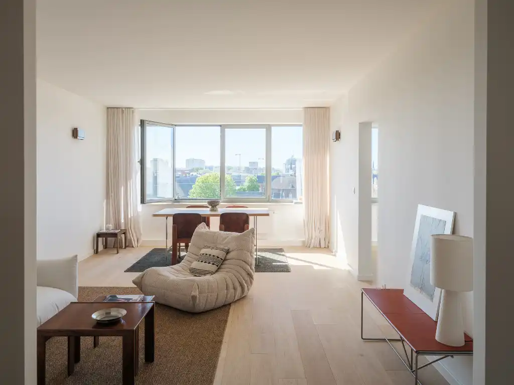 Centrum Gent – lichtrijk gerenoveerd twee slaapkamerappartement met terras en zicht over de Bijloke en de Leie. foto 2