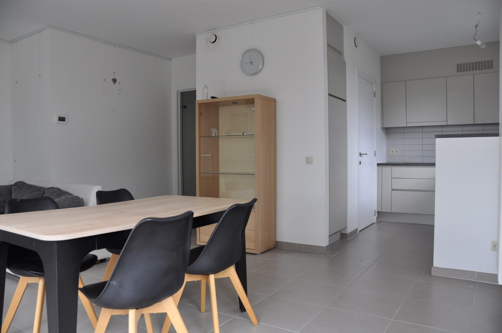 Instapklaar appartement met 2 slaapkamers, terras, staanplaats. foto 6