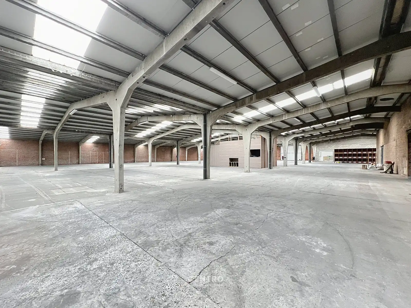Magazijn van 2.400 m², extra parking en geïntegreerde kantoorruimte in nabijheid van vele baanwinkels vlak bij de RING van Poperinge ! foto 12