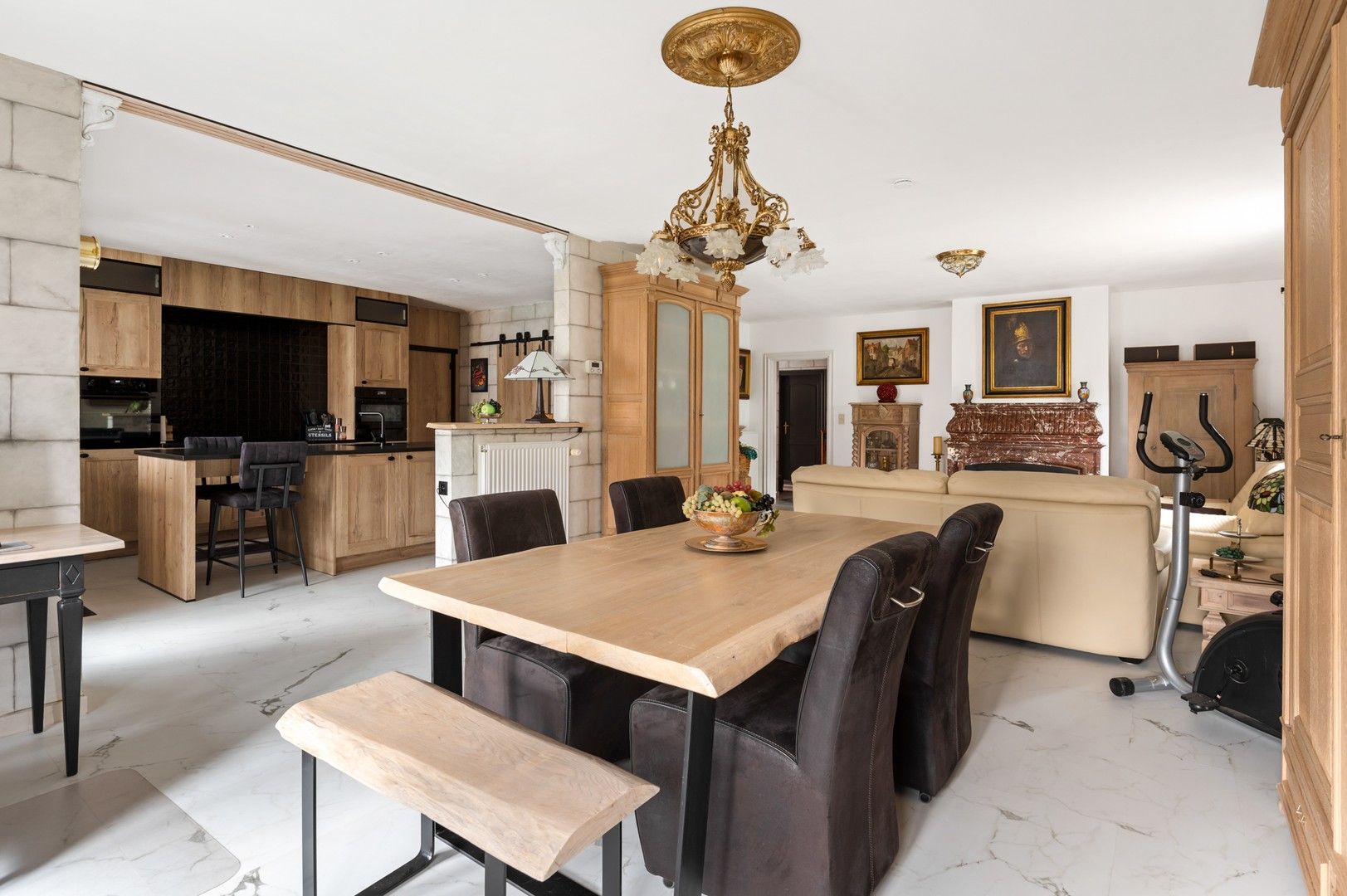 Knappe laagbouwwoning en groot bijgebouw met tuin en zwembad foto 5
