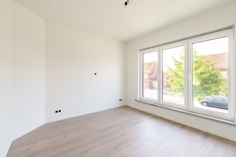 Volledig gerenoveerde halfopen bebouwing met tuin, veranda, kelder en vier slaapkamers in rustige buurt foto 14