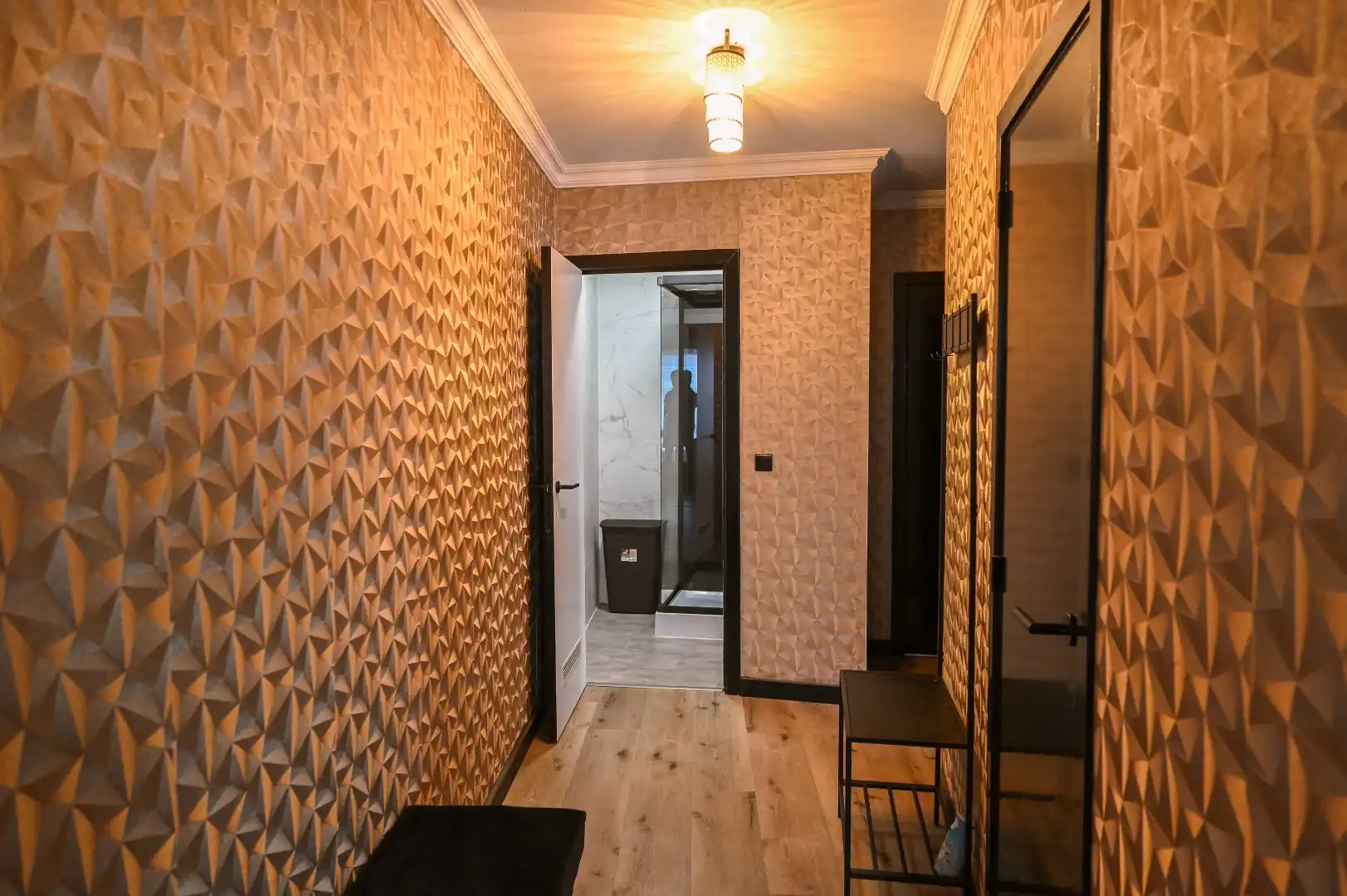 KNAP GELIJKVLOERS APPARTEMENT OP TOPLIGGING foto 8