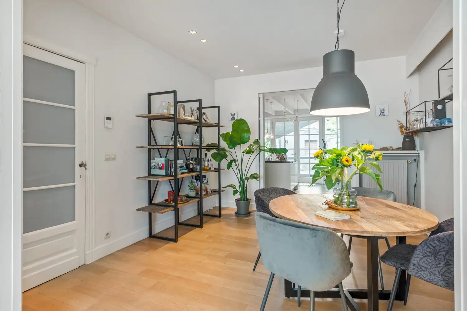 Karaktervolle gezinswoning met vier slaapkamers, tuin en ruime garage te Hove foto 6