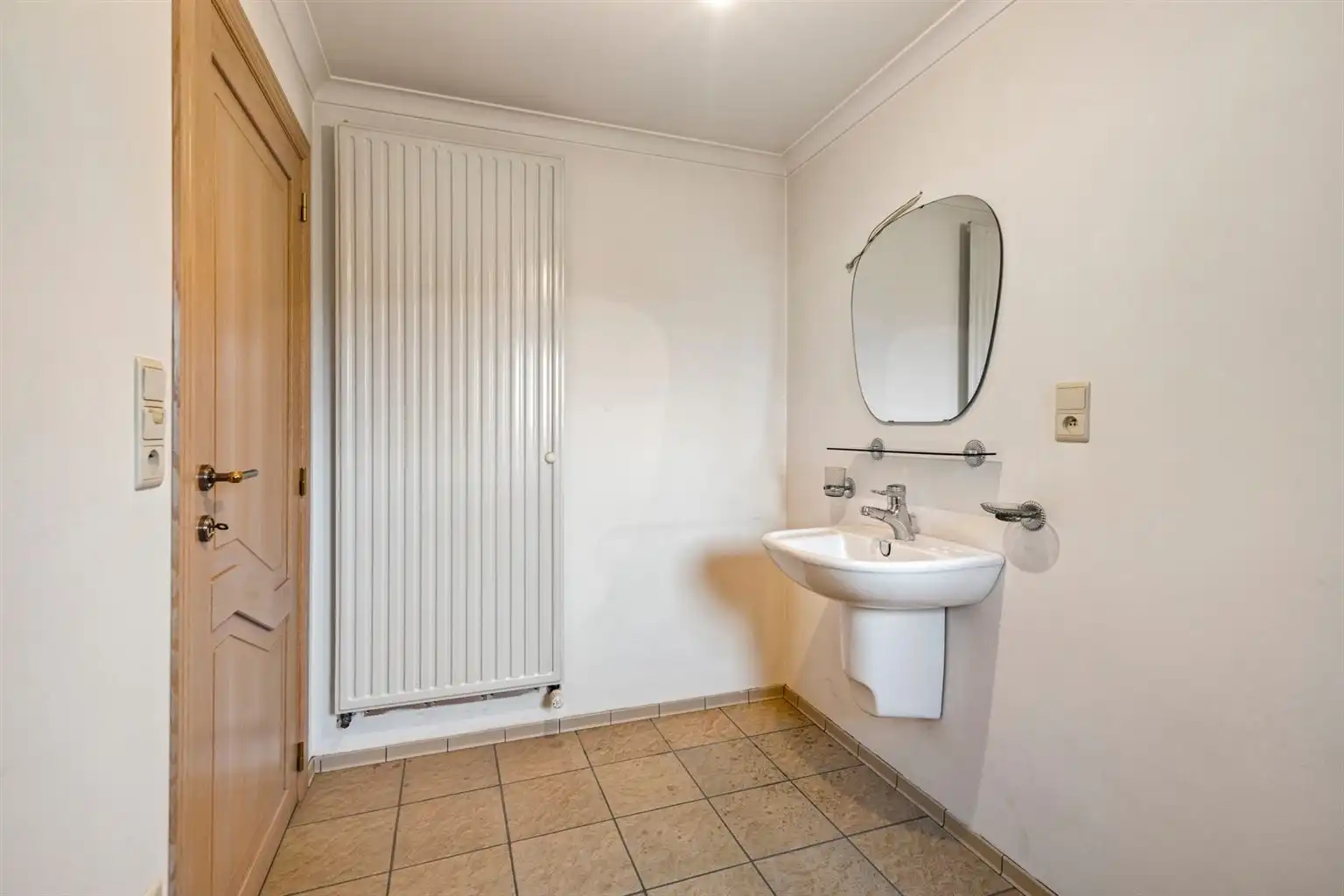 Ruime, vrijstaande woning op een perceel van 965m2 met 3 slaapkamers, inpandige garage en tuin, rustig doch centraal gelegen in Oud-Dilsen. foto 24