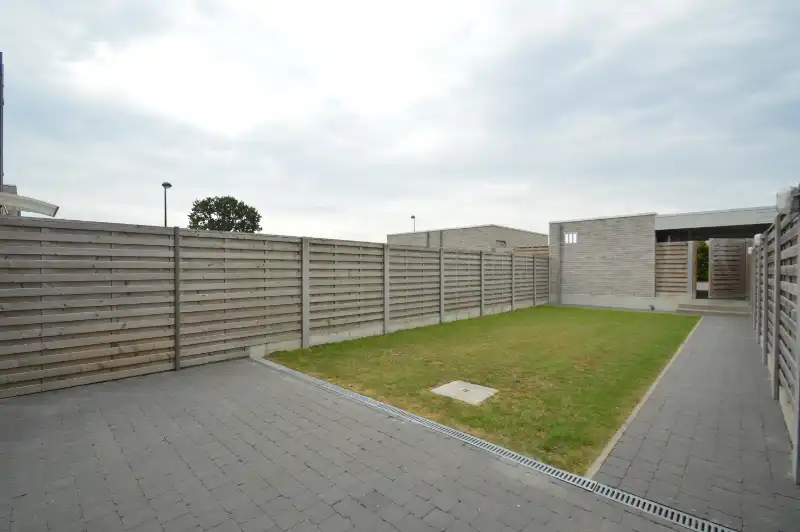 Recente lage-energiewoning met mooie tuin en garage foto 12