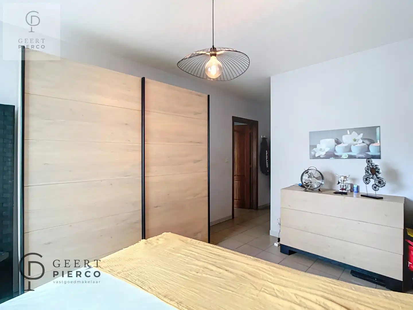 Aan Sint-Anneke 26 bus 101 te Sint-Truiden treffen we dit ruime appartement met drie slaapkamers, twee badkamers en kelder. De centrale ligging (200m van Grote Markt) zorgt voor een optimaal bereik van winkels, station, scholen en eveneens de groene omgeving van de stadsvesten en het stadspark. foto 24