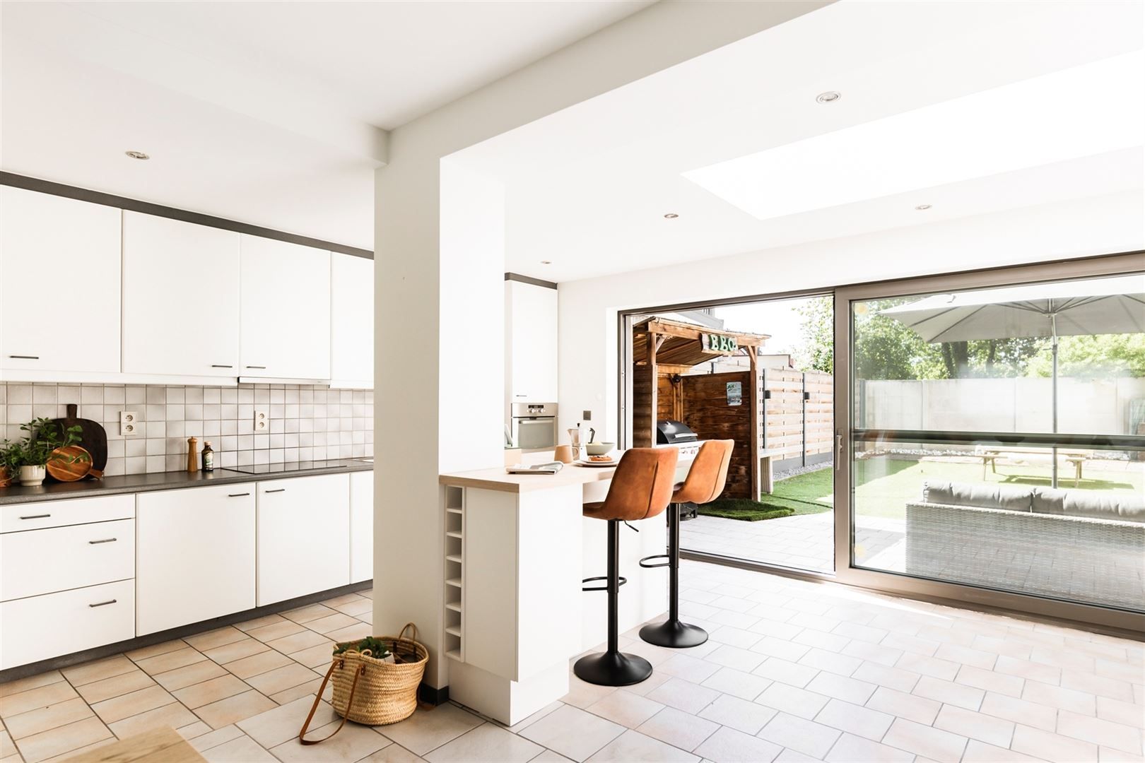 Instapklare woning met zeer grote garage en oprit foto 6