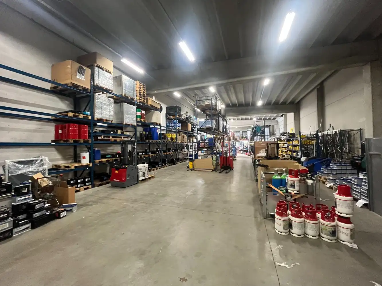 Showroom met opslagruimte foto 21