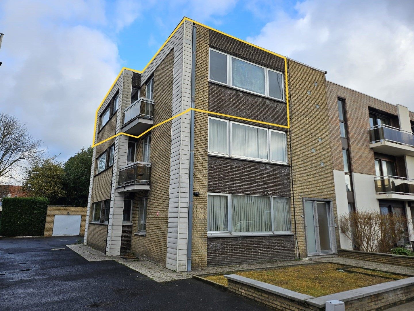 Hoofdfoto van de publicatie: Te vernieuwen hoekappartement met terras in rustige straat in het hartje van Sint-Kruis.