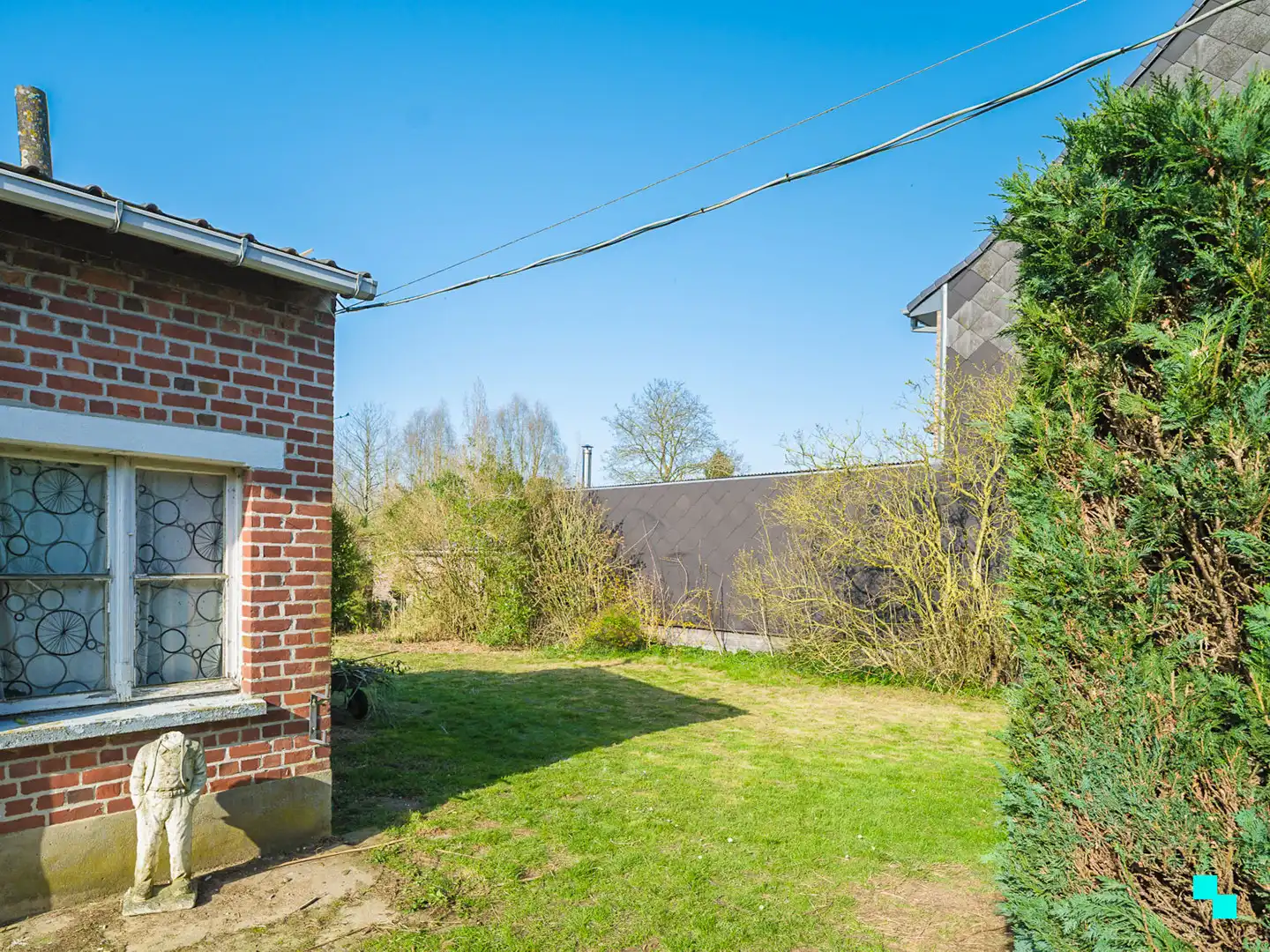 Renovatieproject met uitgestrekte tuin in groene omgeving foto 15