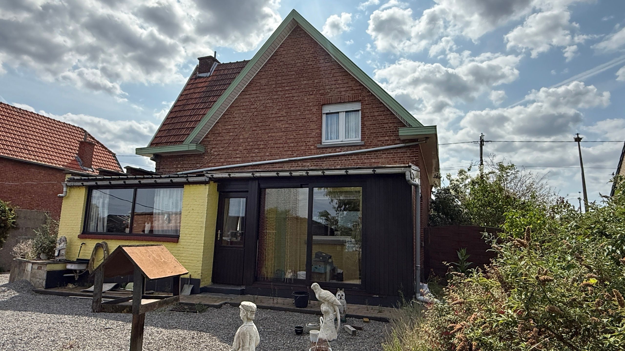 Charmante, te renoveren woning met veel potentieel foto 9