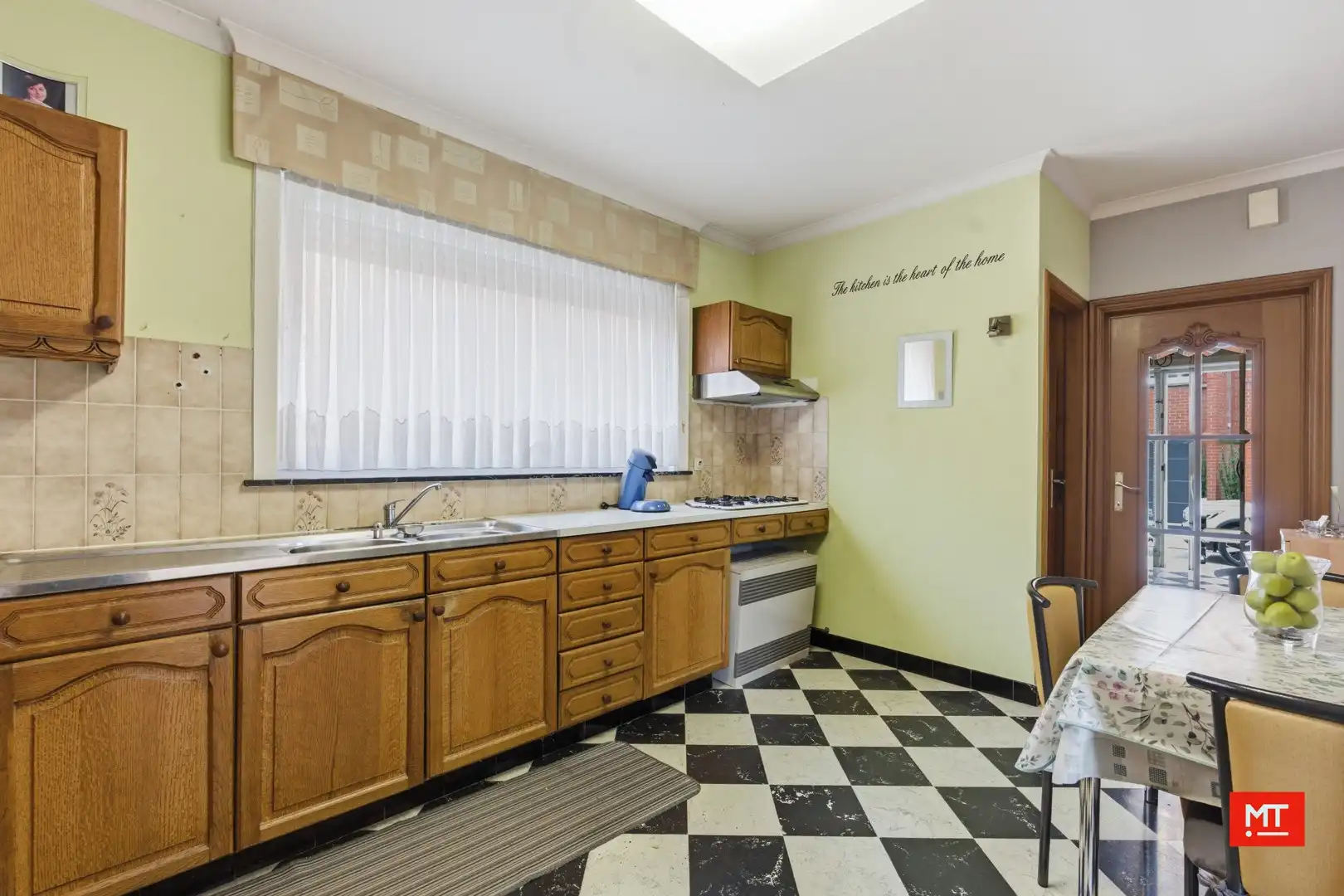 Kloeke halfopen woning met 3 slaapkamers, stadstuin en garage in centrum Meulebeke foto 6