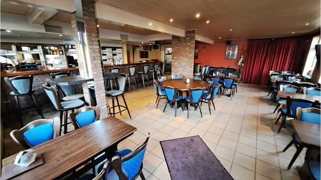 Horecapand met gelagzalen en woonst te koop in Aartrijke Zedelgem foto 3