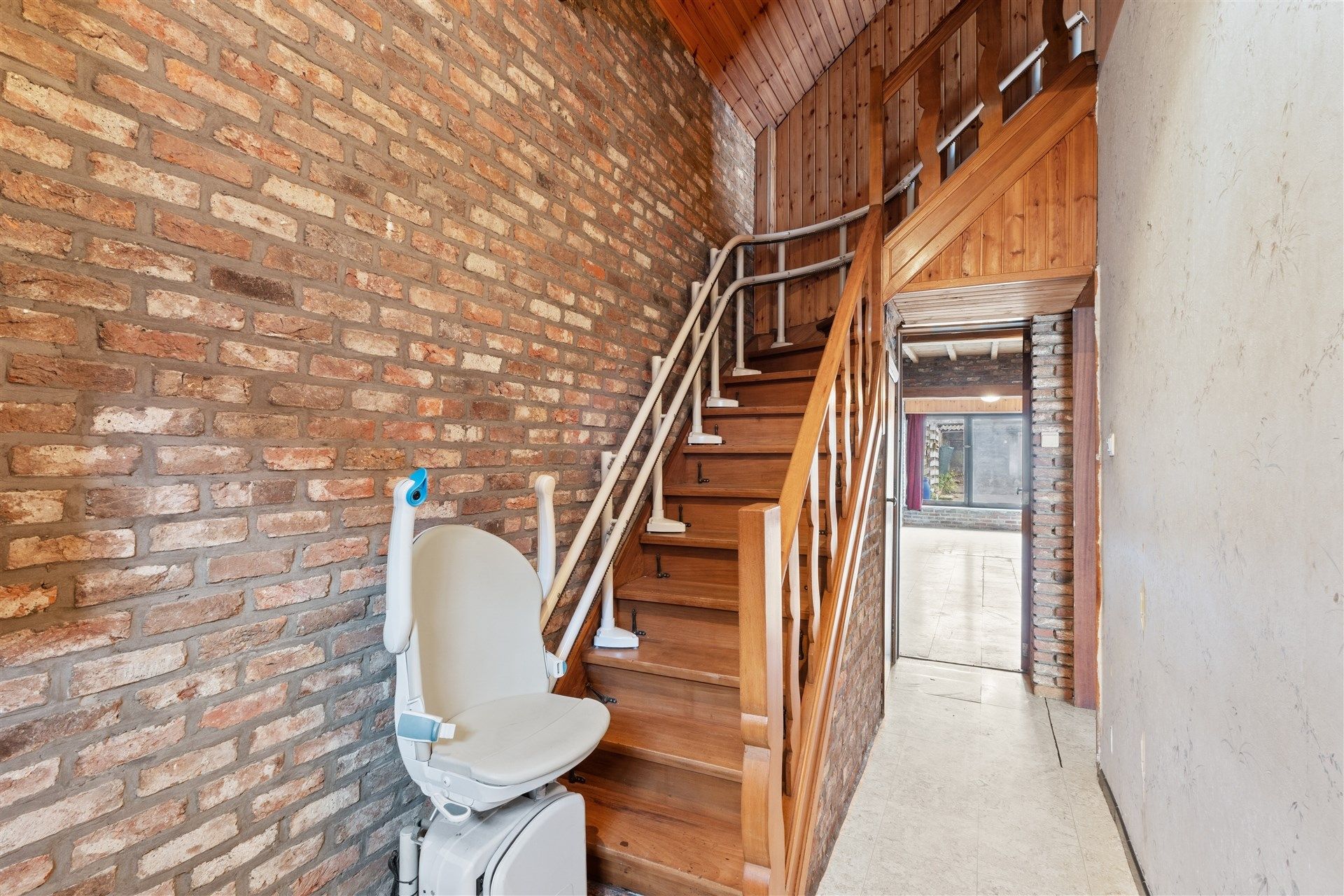 Te renoveren half open bebouwing met garage op centrale ligging te Oudegem foto 2