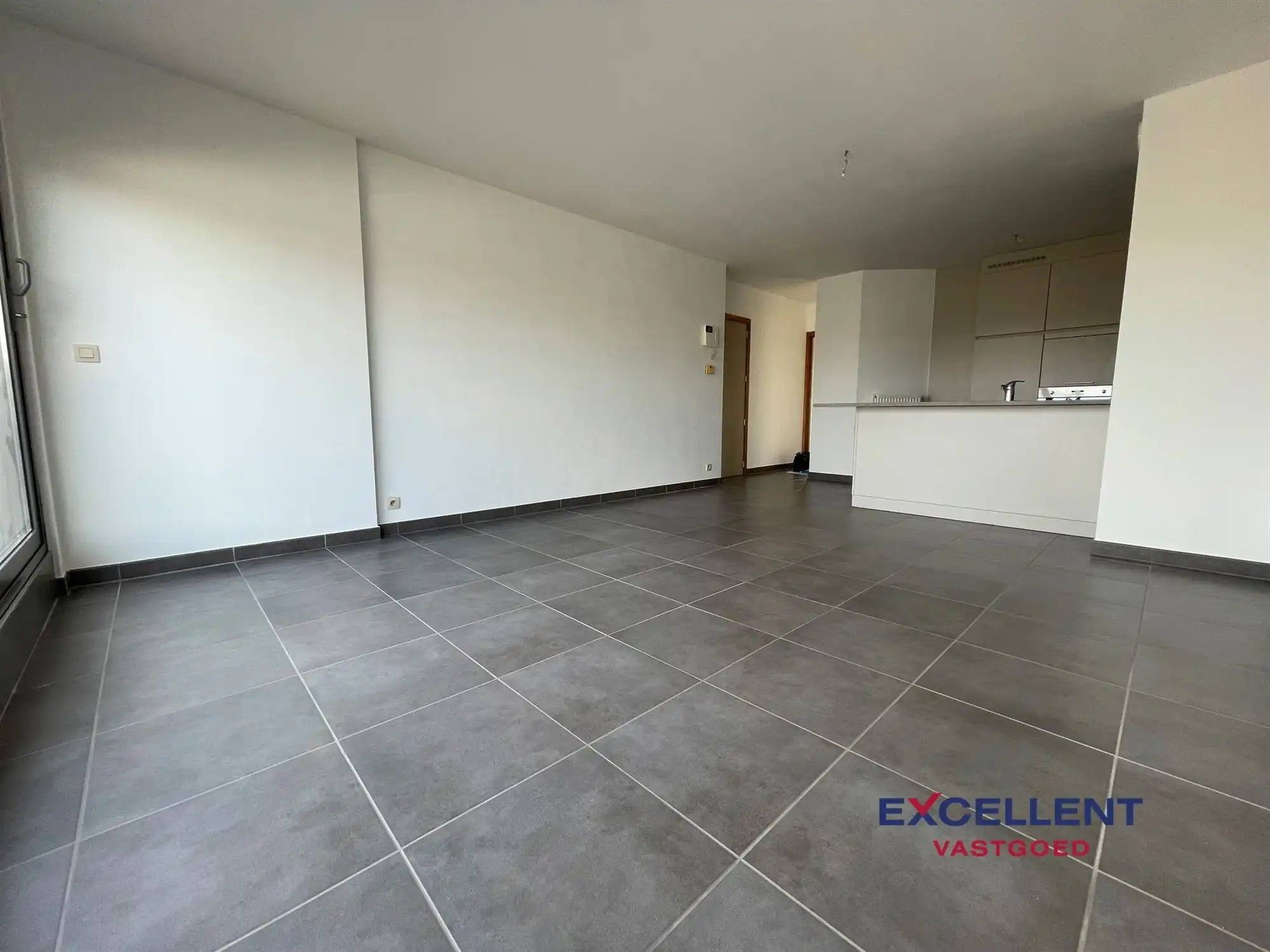 Lichtrijk dakappartement met ruim terras te huur op de Markt! foto 2