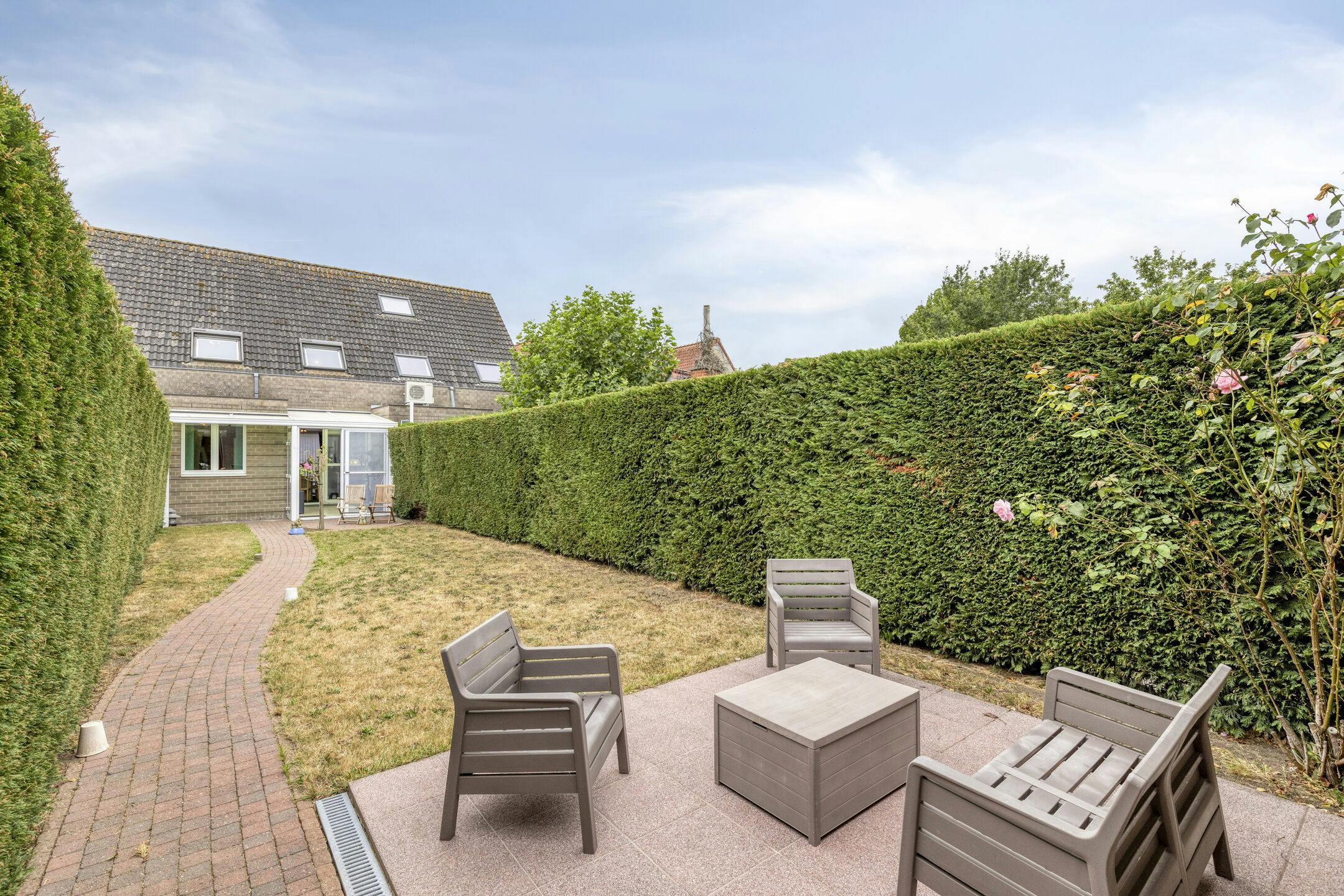 Knusse woning met dubbele garage en uitweg achteraan te Gavere foto 2