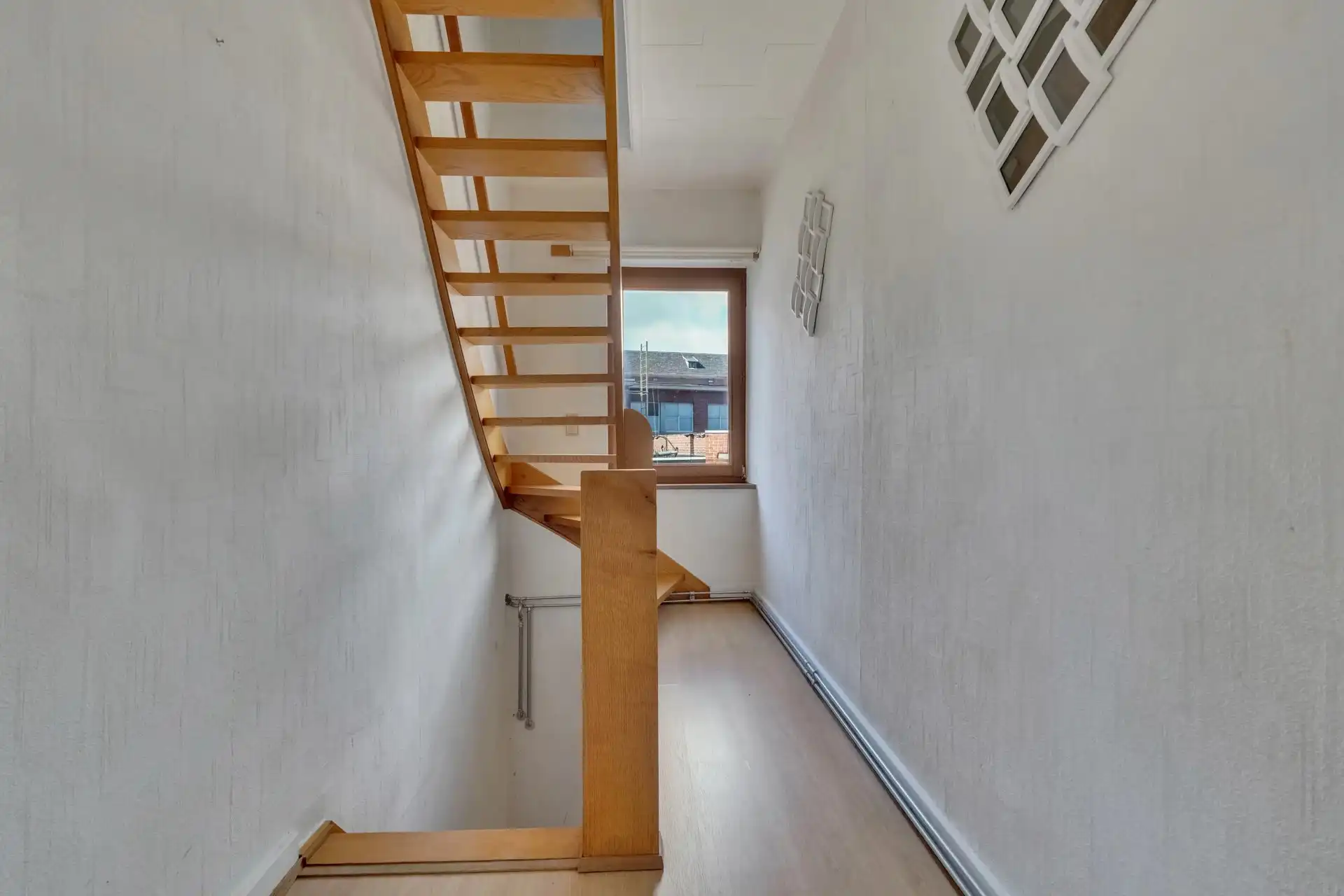 Op te knappen stadwoning op goede locatie foto 13
