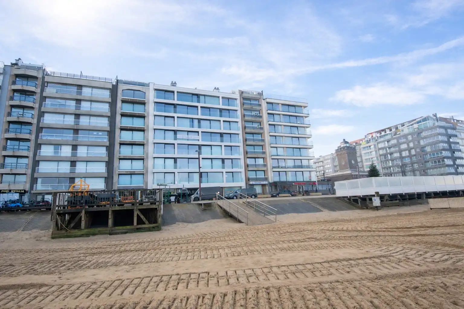 Handelsgelijkvloers op de zeedijk vlakbij het Lichttorenplein foto 5