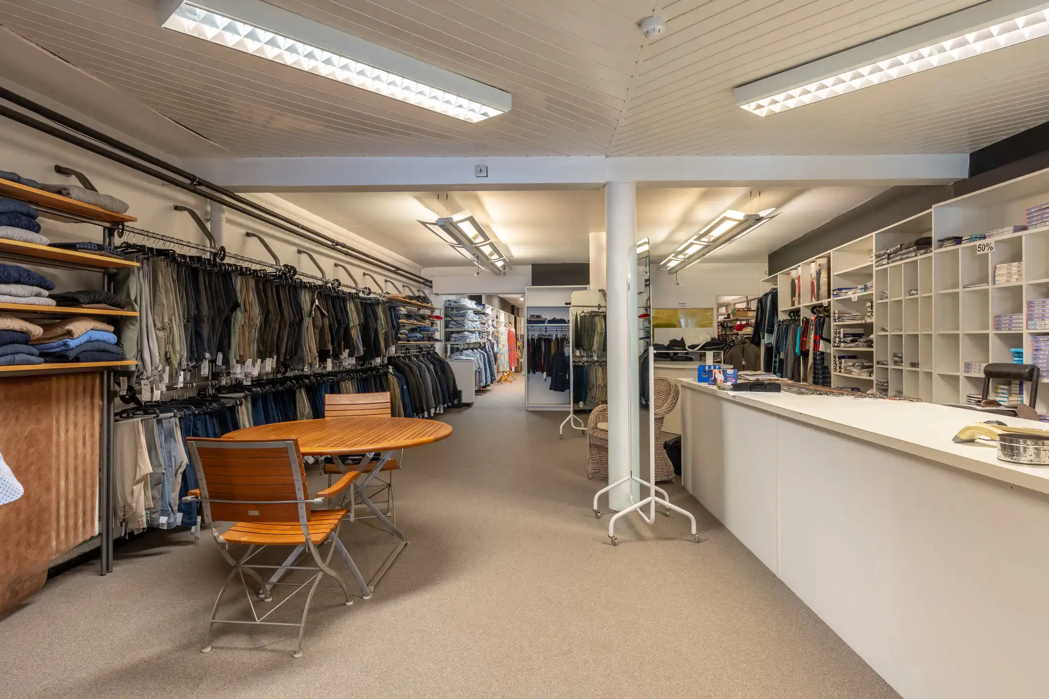 Goed gelegen gelijkvloers handelspand van maar liefst 436m² foto 3