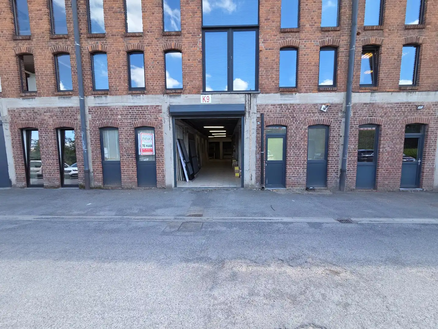 Magazijn van 220m² op commercieel centrum Pottelberg foto {{pictureIndex}}