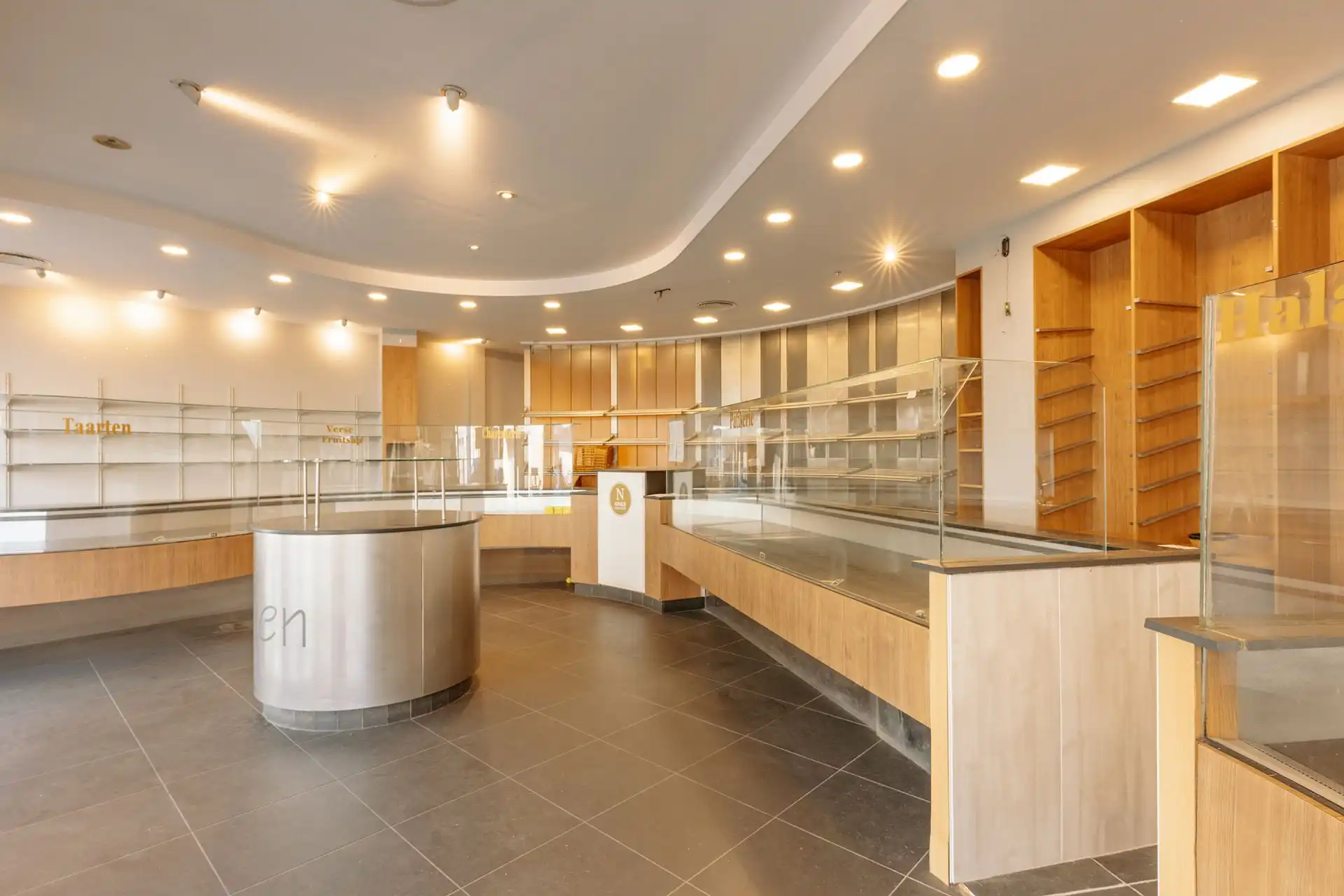 Ruim handelspand met magazijn in centrum Borsbeek. foto 2