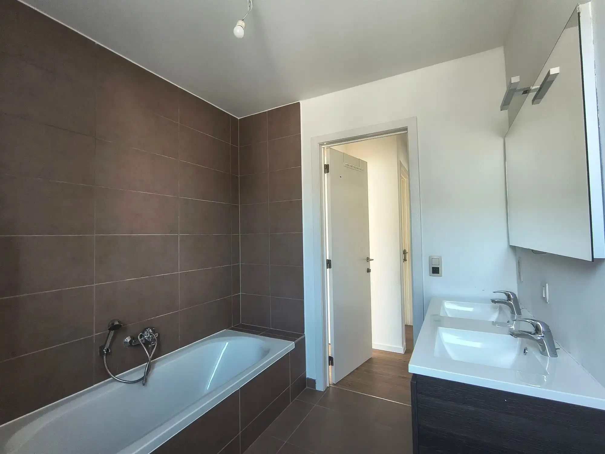 Recente woning met 3 slaapkamers en klein tuintje. In rustige omgeving. foto 12
