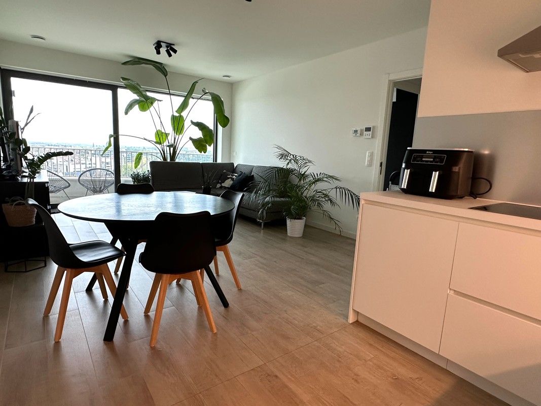 Hippe stadsmus(sen) gezocht voor 1 slaapkamer app. op 13° V met staanplaats en kelderberging foto 12