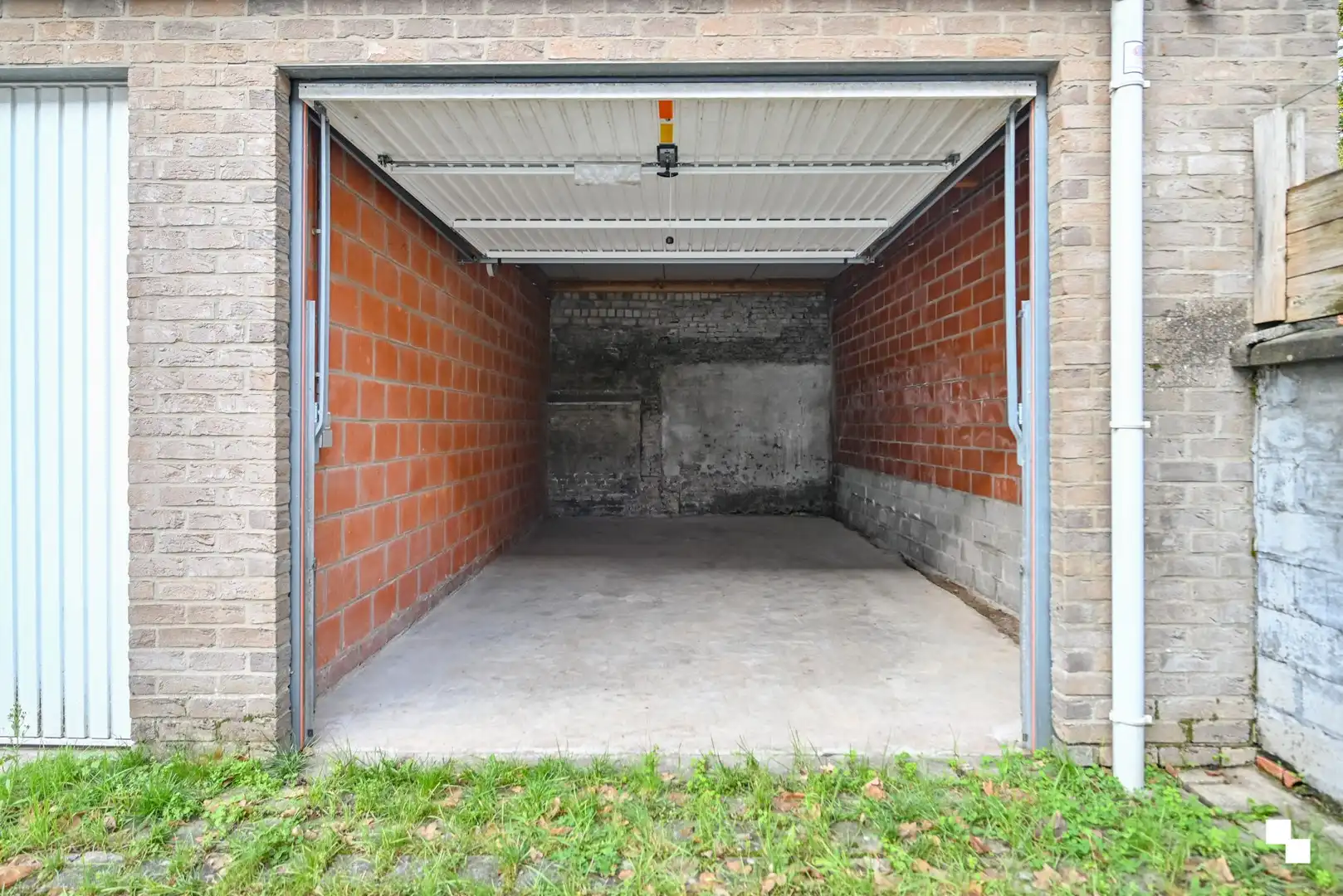 Garagebox (ca. 18m²) gelegen in centrum Izegem foto 2
