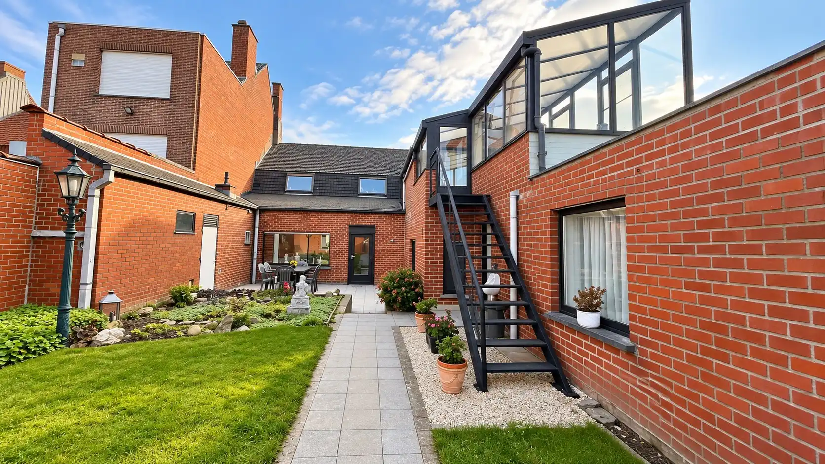 Ruime woning met 5 mogelijke slaapkamers, 2 badkamers, grote garage, ... 641 m² foto 3