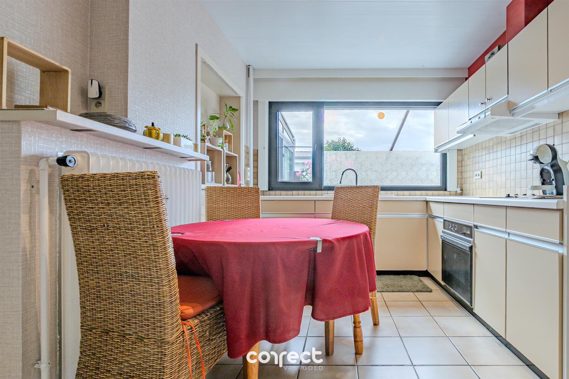 Instapklare laagbouwvilla met tuin, ruime oprit met garage.  foto 9