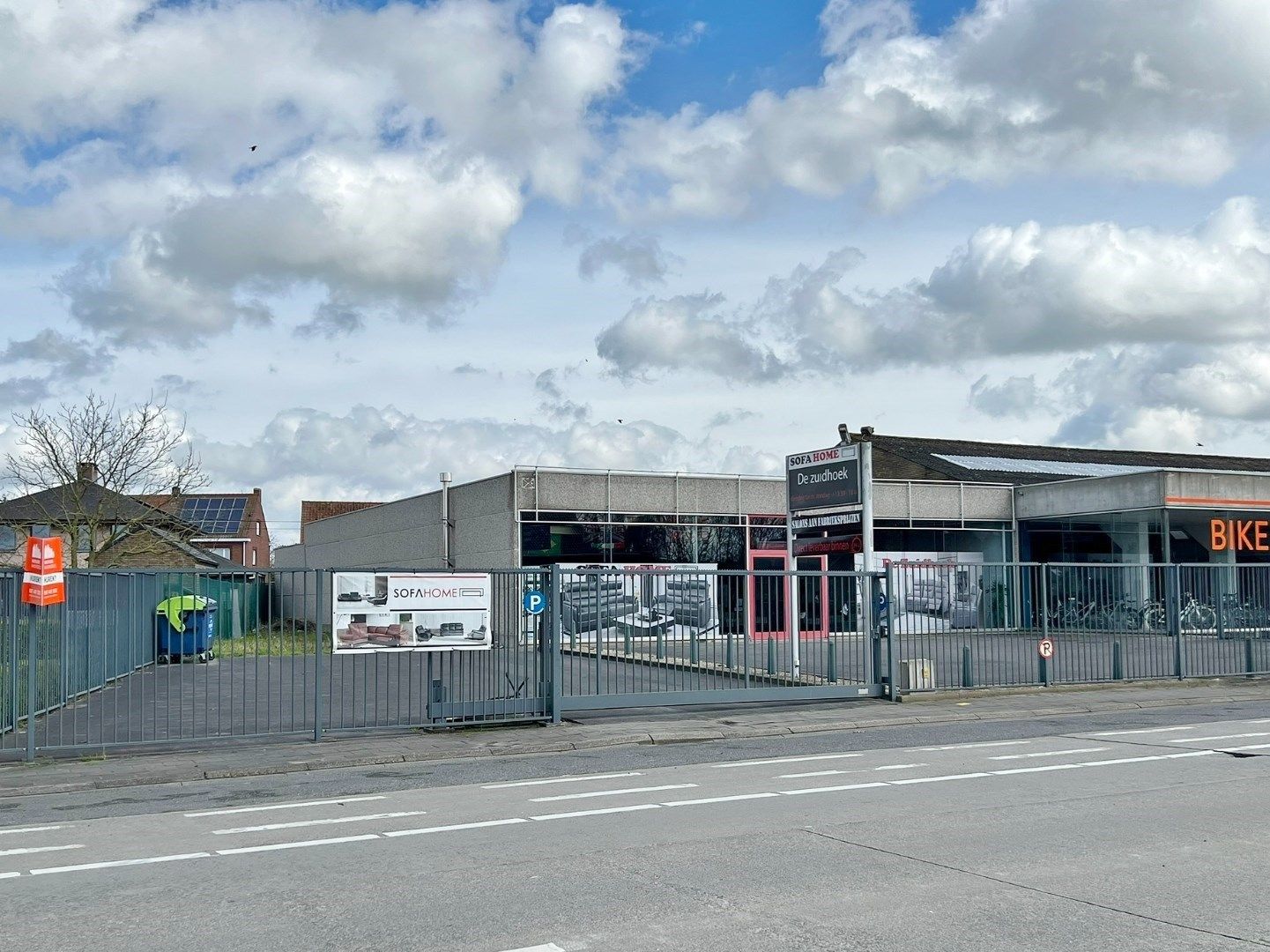Showroom langs drukke weg tussen Ieper en Veurne foto 4